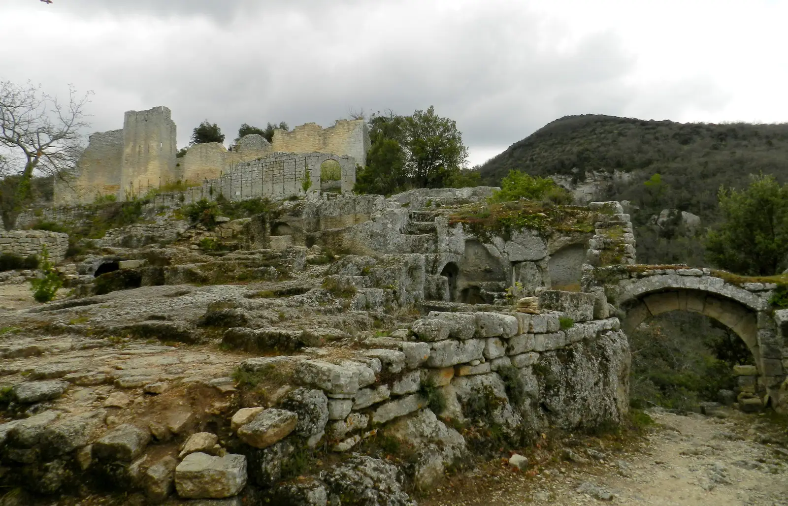 Les ruines du fort de Buoux sur leur éperon rocheux