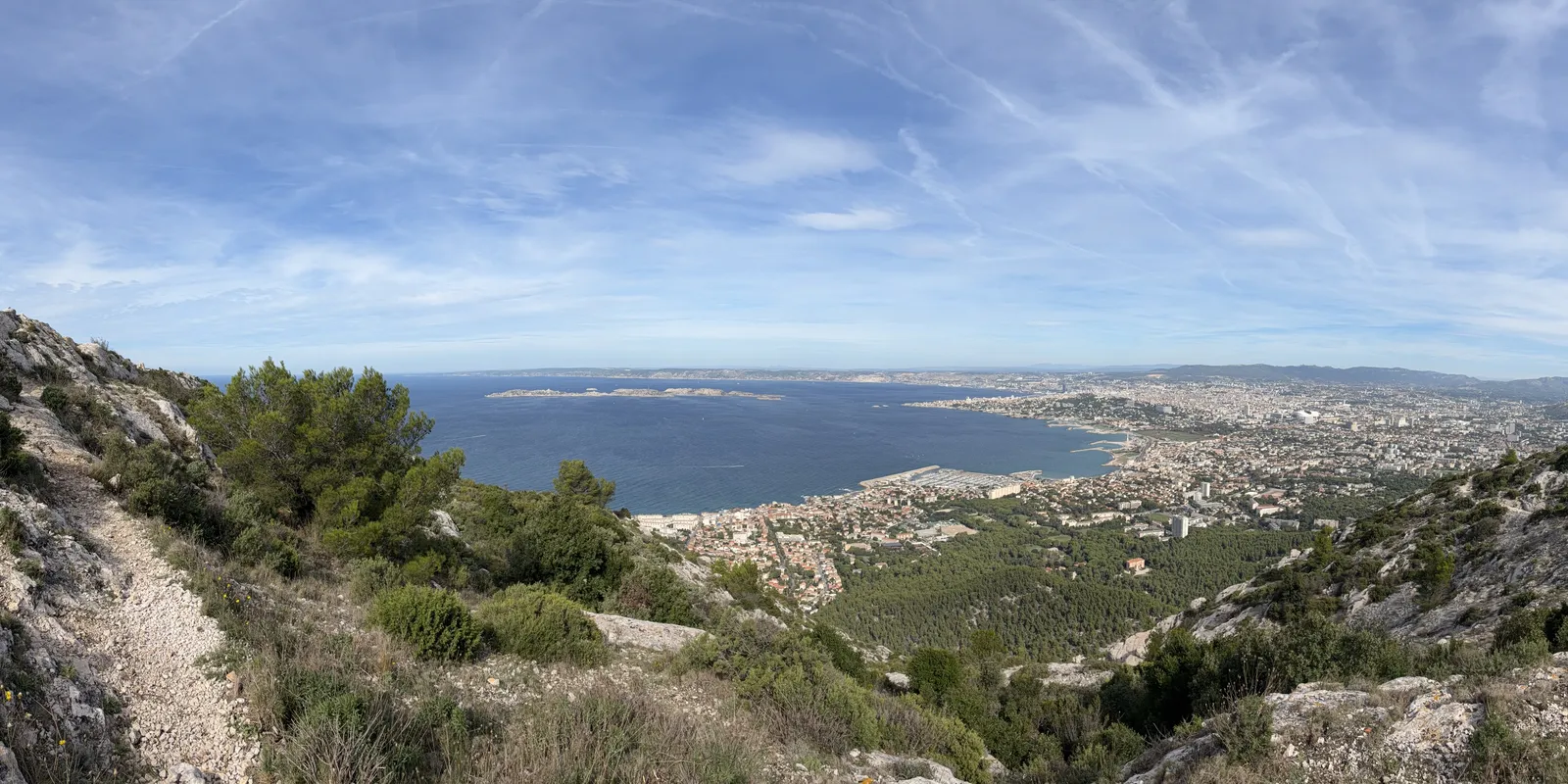 La rade de Marseille et la ville, vues depuis un sentier des crêtes de Marseilleveyre